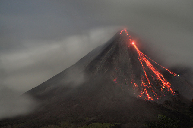 Volcans actifs dans le monde