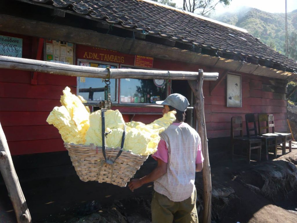 Volcans-actifs-monde-Kawah-Ijen