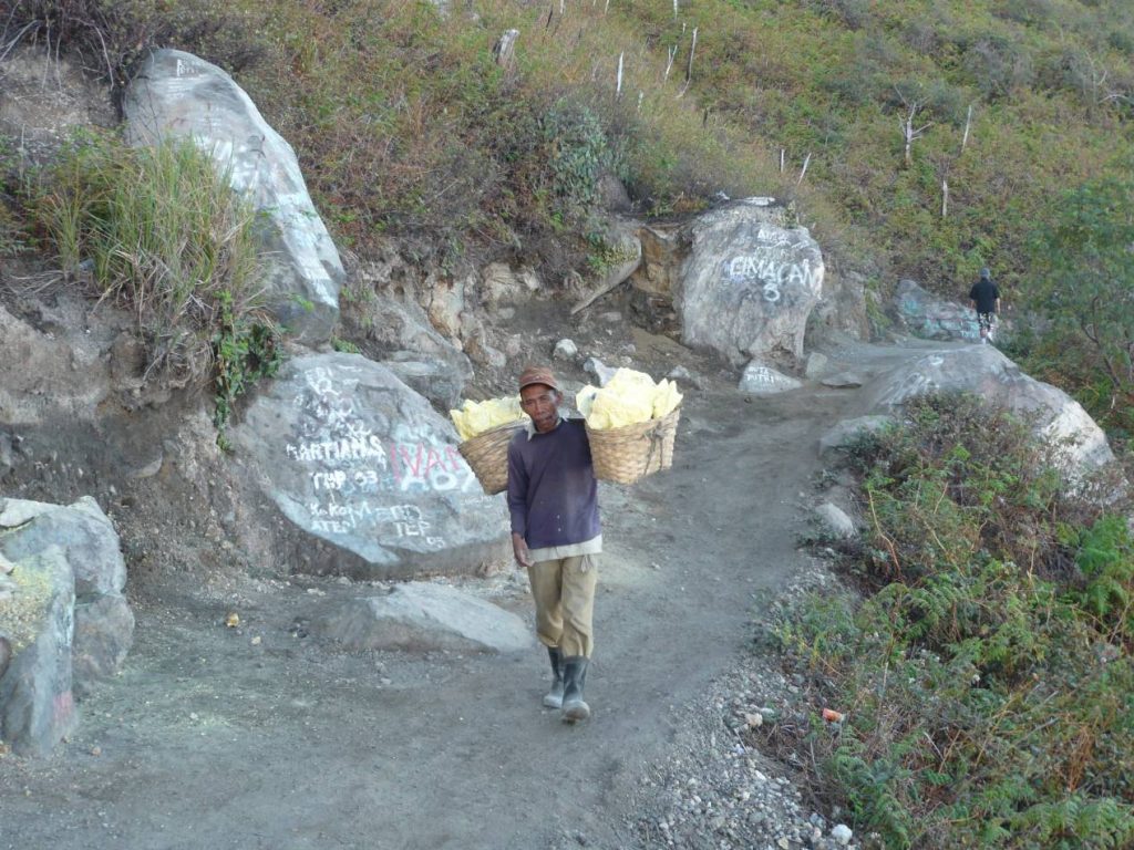 Ascension du Kawah Ijen en Indonésie...