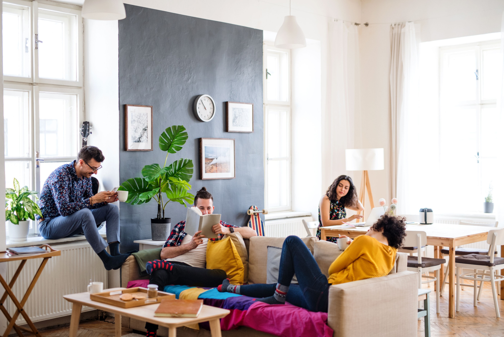 jeunes actifs dans un salon