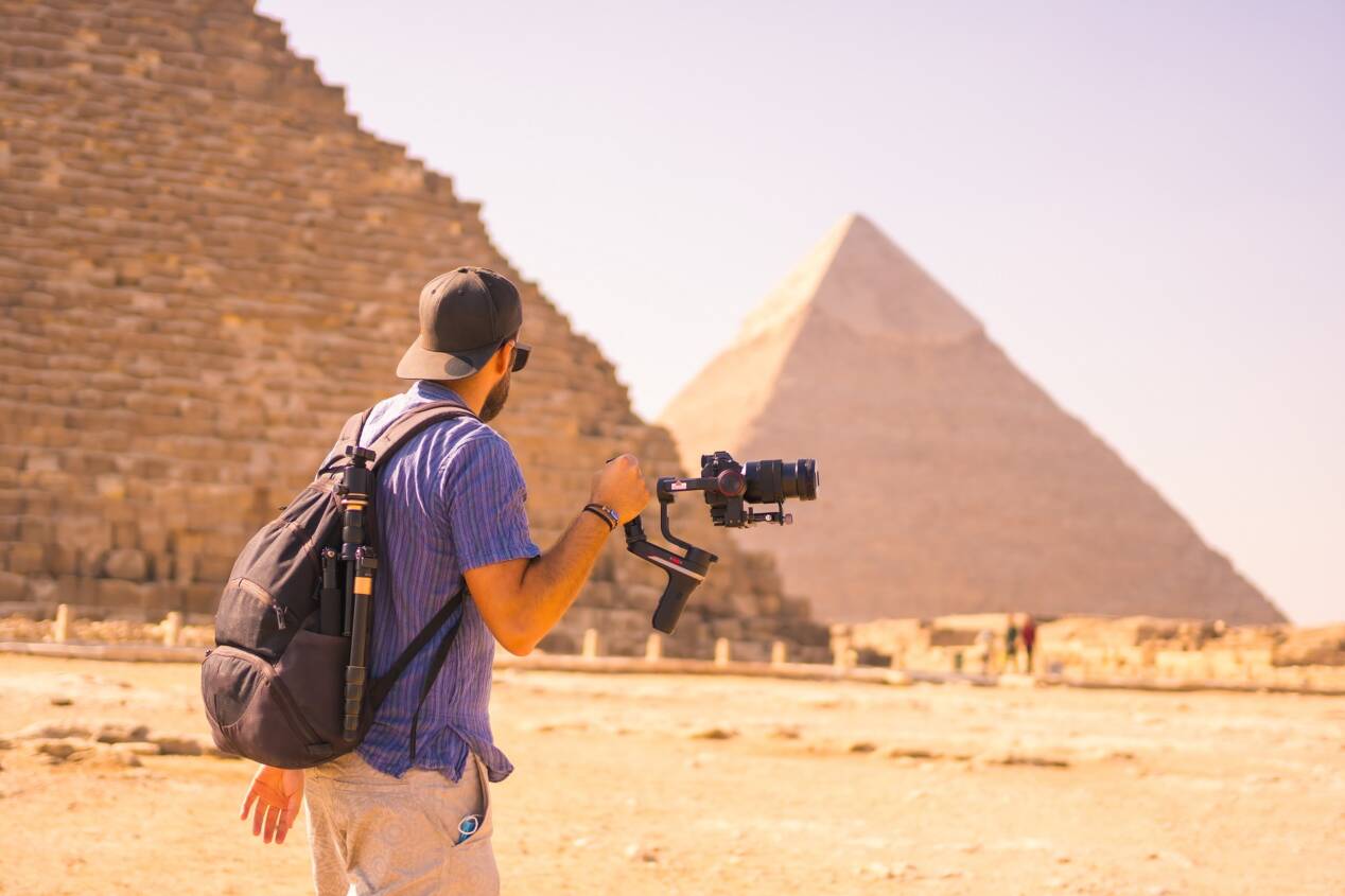 Почему в египте нельзя. Туристы в Египте. Египет туризм. Египетские пирамиды с туристами. Путешественники в Египте.