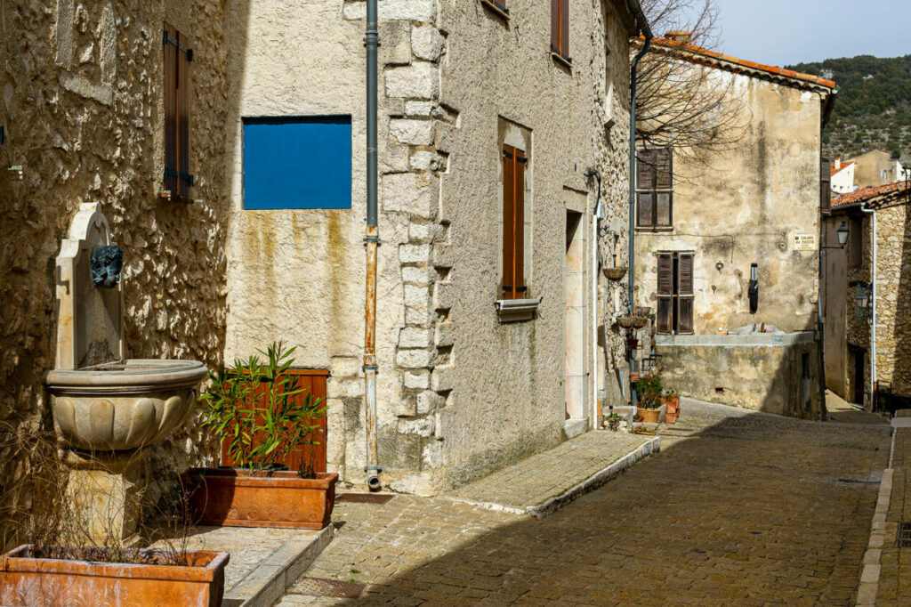 village mons sud france